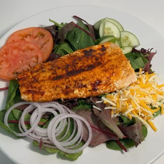 MIXED GREENS W/ SALMON
