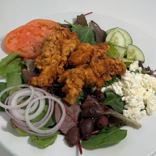 GREEK SALAD W/ CRISPY CHICKEN